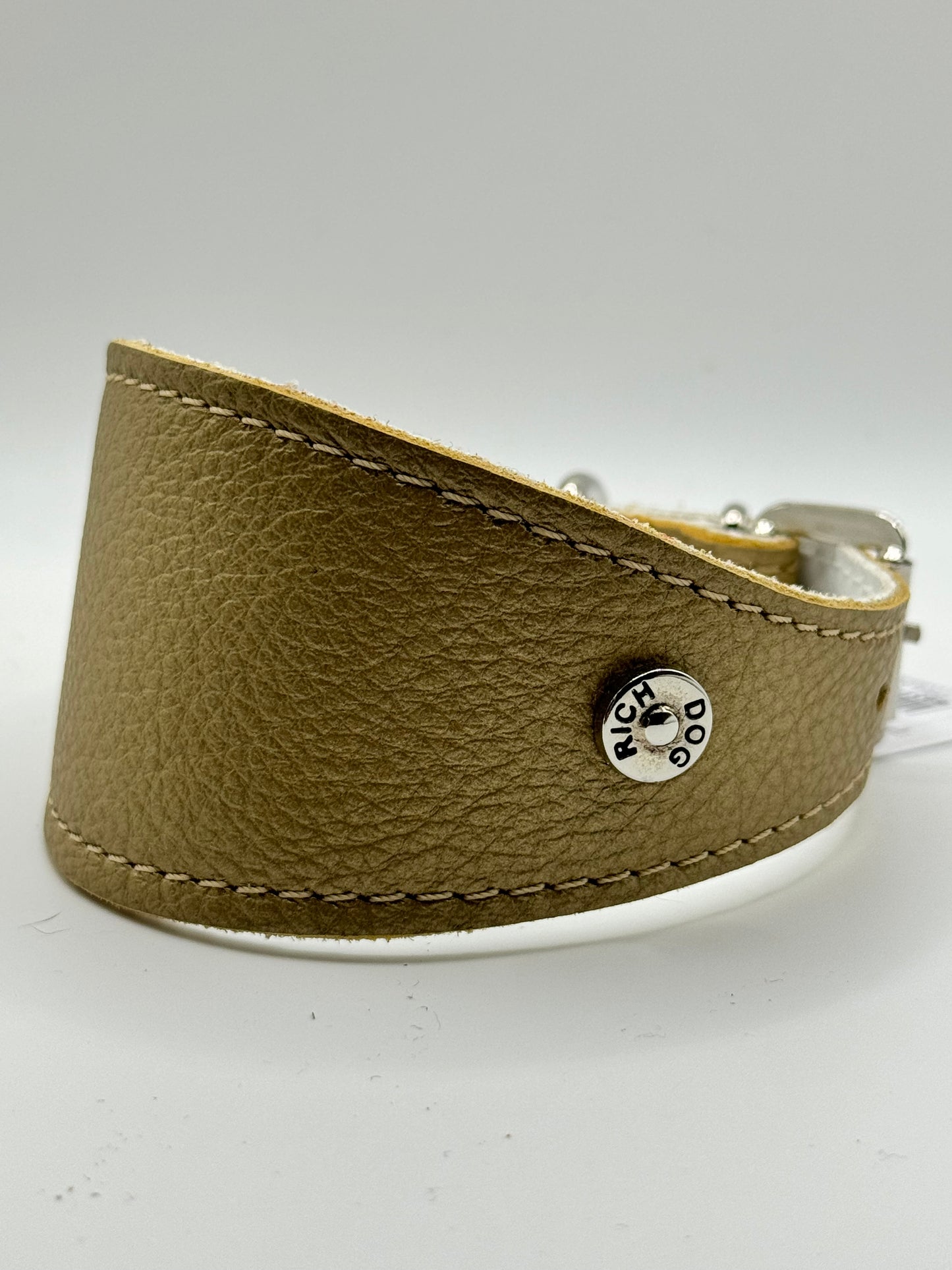 Smooth leather collar